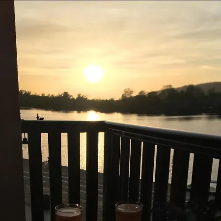 Darja Sa Pogledom Na Jezero Ostrovo