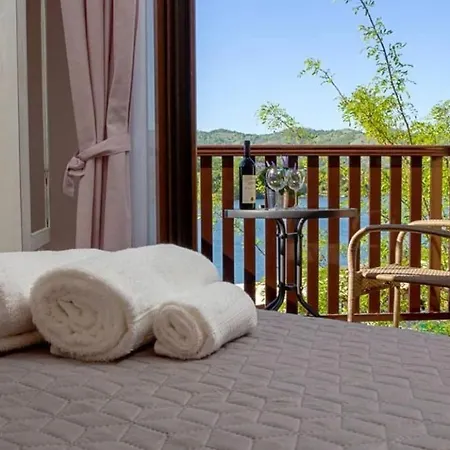 Darja Sa Pogledom Na Jezero