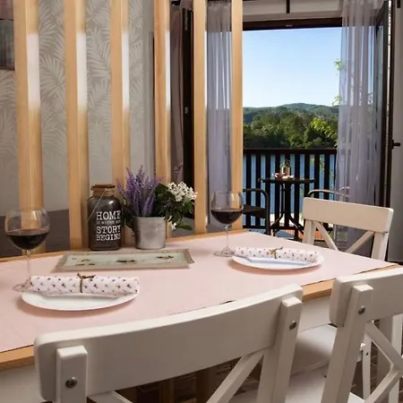 Darja Sa Pogledom Na Jezero