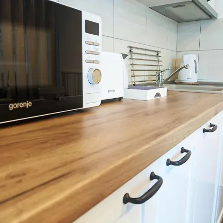 Darja Sa Pogledom Na Jezero Ostrovo