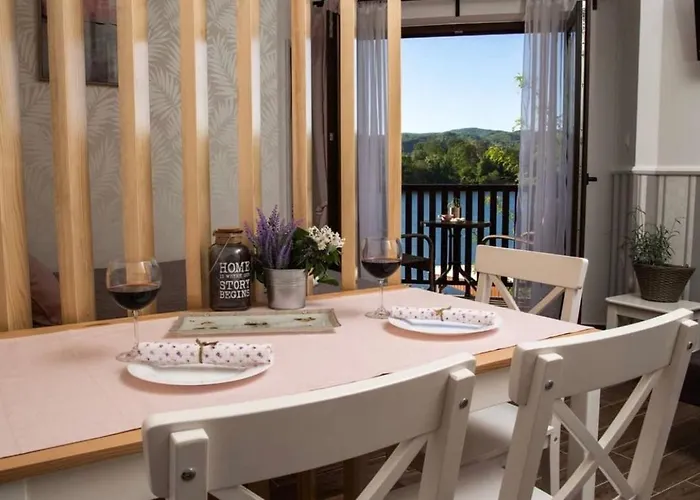 Darja Sa Pogledom Na Jezero